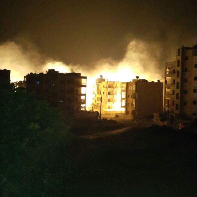 UmmahCharity's tweet photo. ⚠️ ALERTE: Les armées russes et du régime viennent de lancer 4 bombardemts au Phosphore sur la ville d'idlib (Syrie) https://t.co/axLeNHir1T