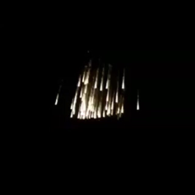 UmmahCharity's tweet photo. ⚠️ ALERTE: Les armées russes et du régime viennent de lancer 4 bombardemts au Phosphore sur la ville d'idlib (Syrie) https://t.co/axLeNHir1T
