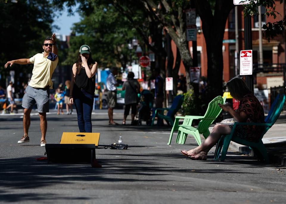 BostonGlobe's tweet image. Newbury Street gave free reign to foot traffic and Frisbees on Sunday bos.gl/GIFdKkl #OpenNewbury