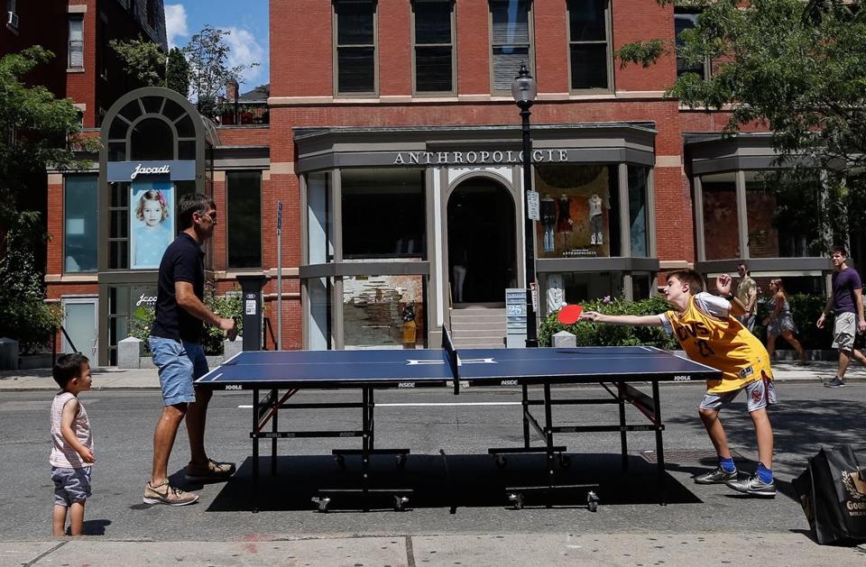 BostonGlobe's tweet image. Newbury Street gave free reign to foot traffic and Frisbees on Sunday bos.gl/GIFdKkl #OpenNewbury