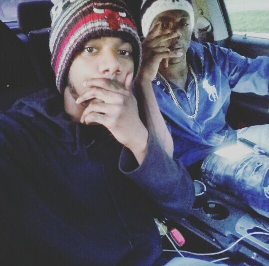 SteeloTooFooly's tweet photo. real right 🅱  n these nigga kounterfit @kellchapo #FREEFOOLY 😭 https://t.co/boLjvE2AOz