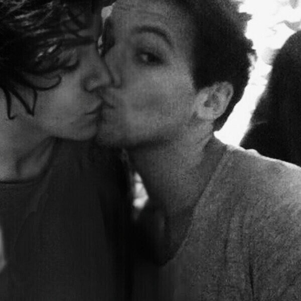 Луи луи поцелую. Harry styles and louis tomlinson. Ст луи луи. Луи луи поцелую. St луи.