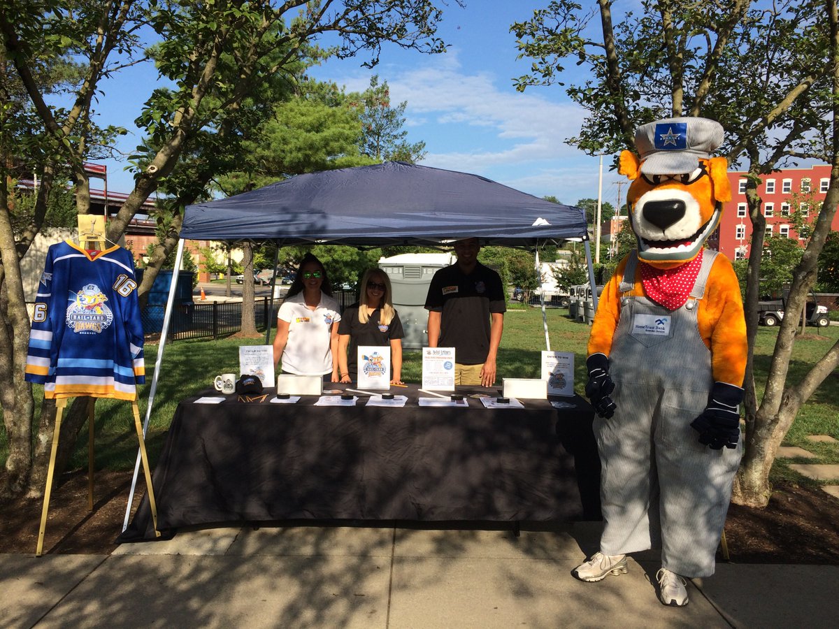 VirginiaBuzz's tweet image. Buzzing concerts: sch.mp/k0PrA - RT @RailYardDawgs Come see us at the @leebrice concert in Elmwood Park!