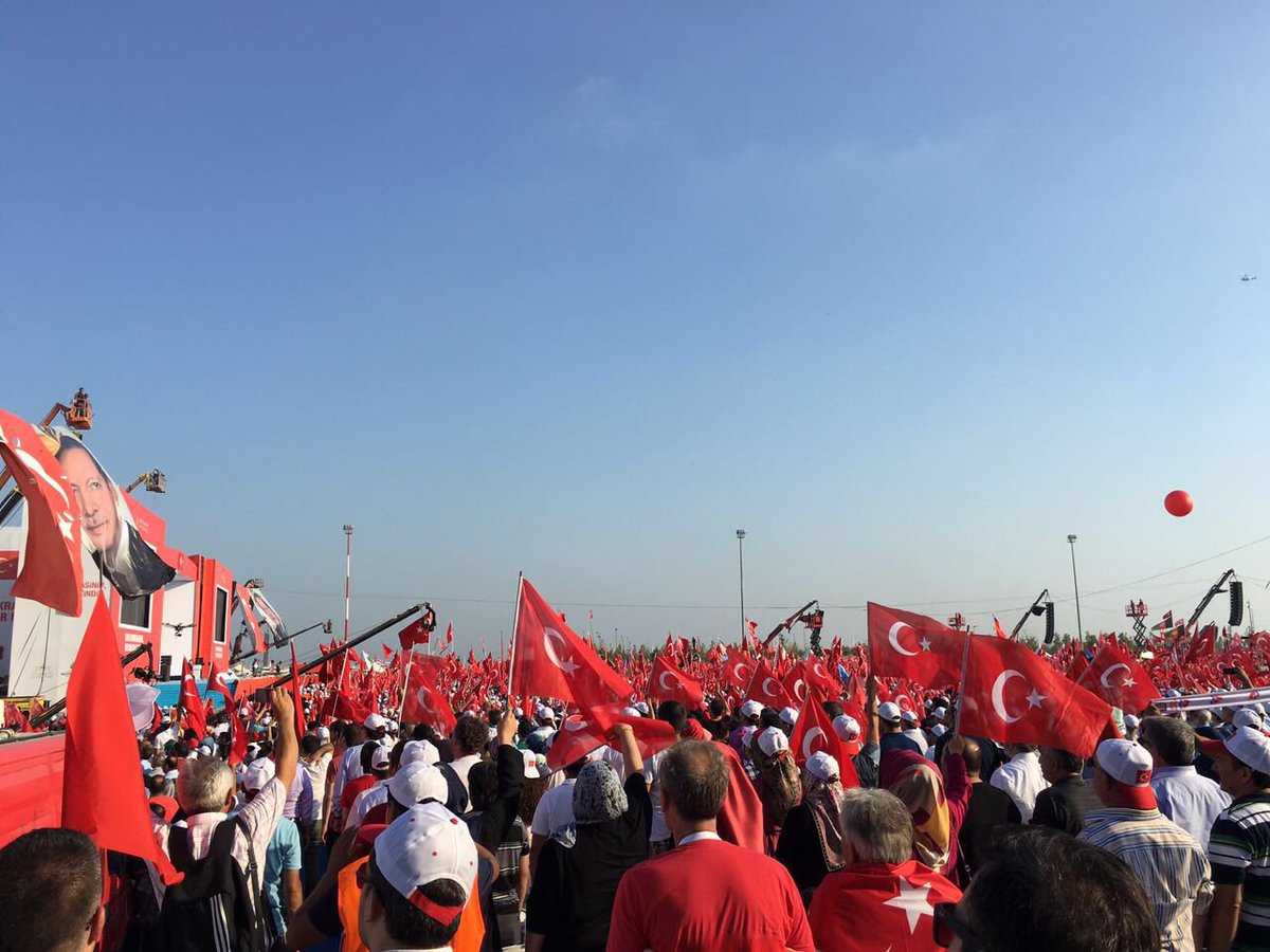 akskali's tweet photo. Allah ,birligimizi, dirligimizi, vatanimizi korusun Rusyadan dostlarımızda koşarak  gelmiş sağolsu#TekMilletTekYürek https://t.co/KVqSFFsQWo