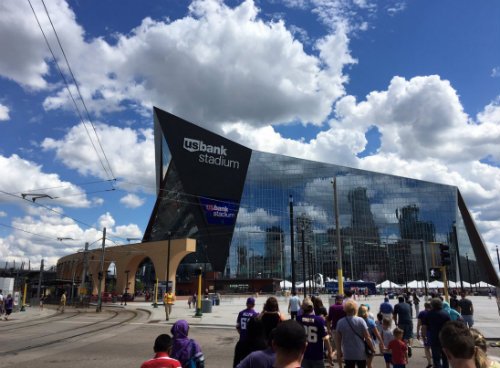 bringmethenews's tweet photo. U.S. Bank employees tour new stadium with their families https://t.co/jTQblTzAVR #usbankfamilyday https://t.co/pl3kjOBWH6
