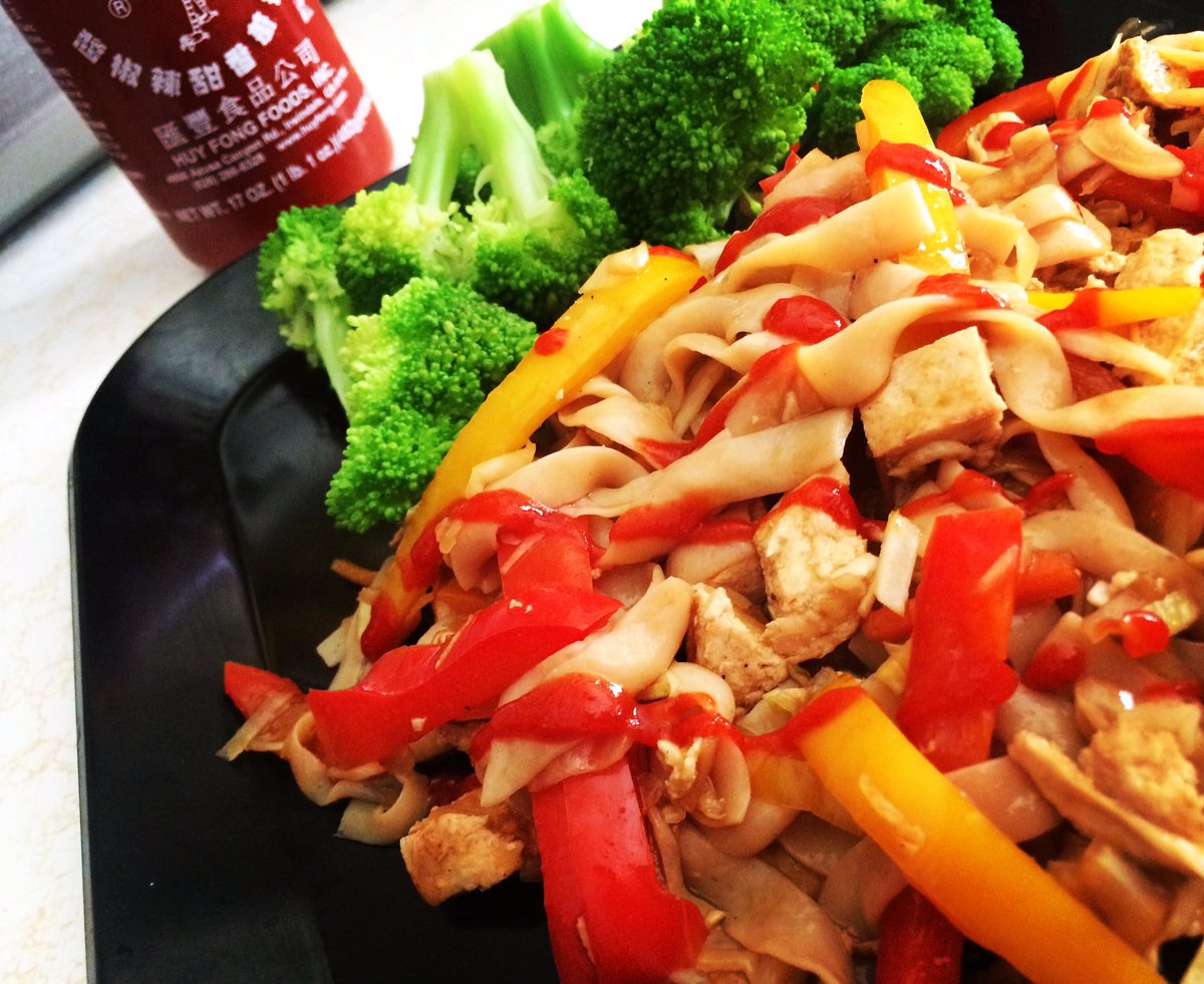 ohkaytee's tweet photo. Homemade take-out. 👌🏻 #vegan #lomein #whatveganseat https://t.co/eZP07XdulX