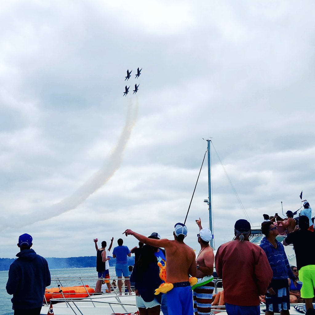 Me1rose6's tweet photo. Watching the #BlueAngels perform at #Seattle #Seafair #logboom https://t.co/LTcYDwoxZu