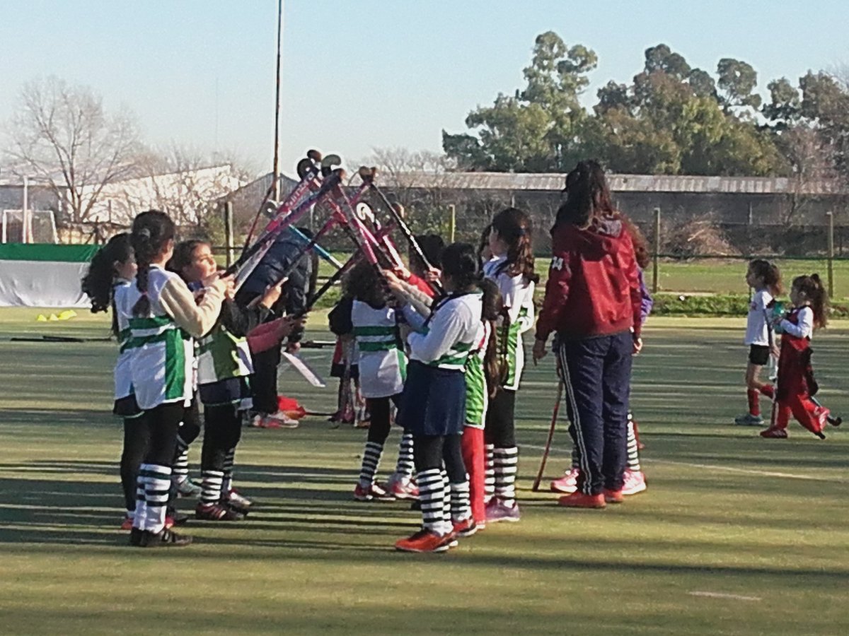 flor_lmar's tweet photo. vamos las peques del lasalle!! felicitaciones futuras leoncitas! ganaron 4 a 1 contra river!! #teamohijademivida! https://t.co/GdSSA6MlIc
