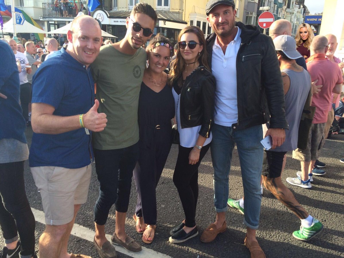 IsItUpOrDown's tweet image. Pssst! Jason! ...check over your shoulder man.😳 #BunnyBoilersBack!
#BBJason #BBUK 😁😂