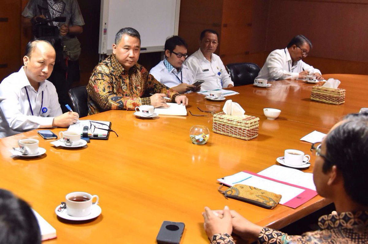 Apa kabar warga desa sekalian, pagi ini pak <a href="/EkoSandjojo/">Eko P. Sandjojo</a> bersama pejabat2 <a href="/KemenDesa/">Fast Track Travel</a> mendatangi <a href="/KPK_RI/">KPK</a> loh.