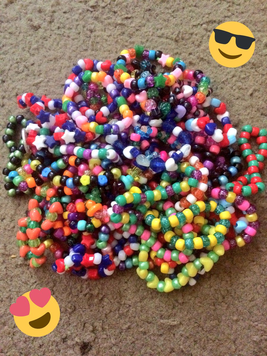 Rosegirl2015's tweet photo. Already prepping for EDC 2017. #edc2017 #ravegirl #customkandi @EDC_LasVegas https://t.co/cj3yw4NPOE