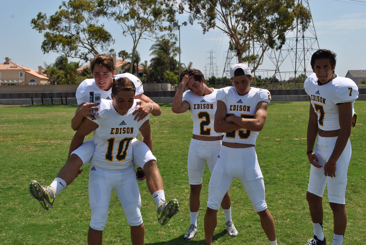 davidatencio07's tweet photo. Just wanna get back on the field with my dogs already🏈 #aclcrew https://t.co/Xjx2LFSXwL