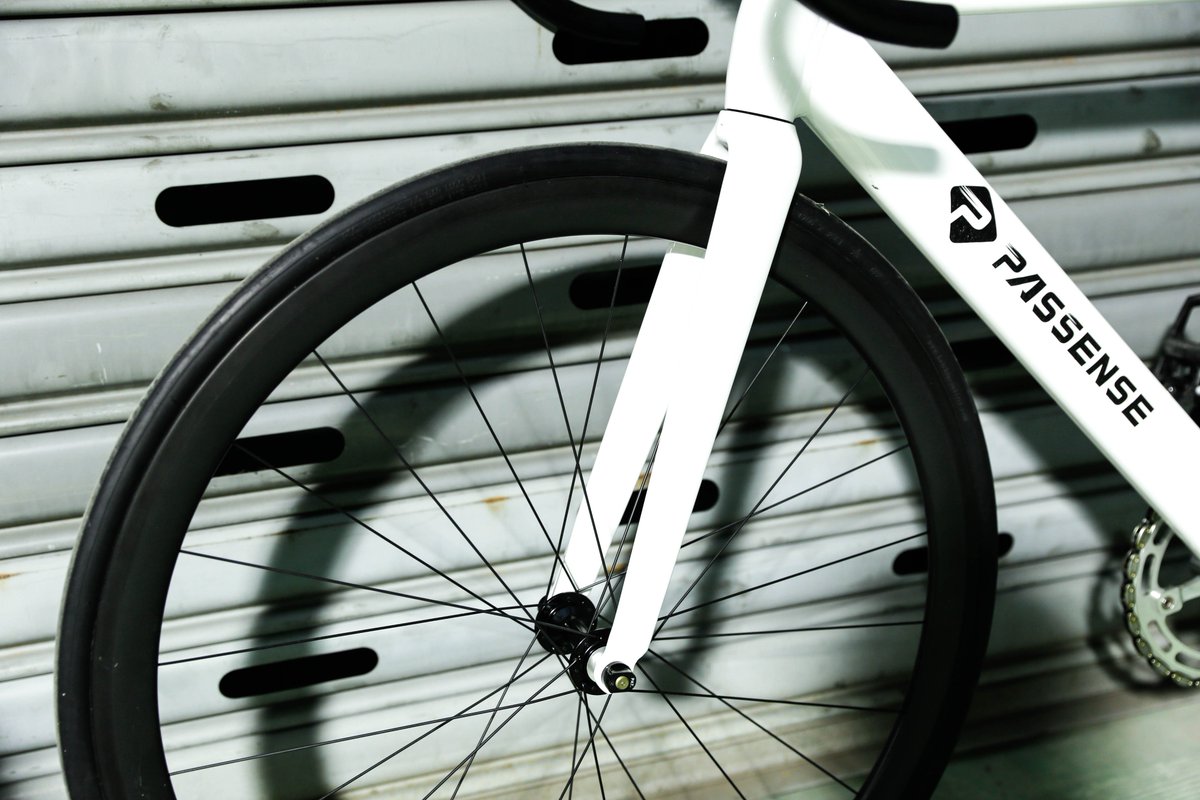 Passense_Fixed's tweet photo. Good morning. #fixie #fixedgear #trackbike #carbonwheels #passense https://t.co/6PkzS5IbBz