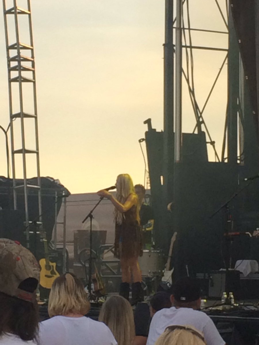 THMExec4's tweet image. #festivaloffriends with @madelinemerlo #SummerMadeMeDoIt