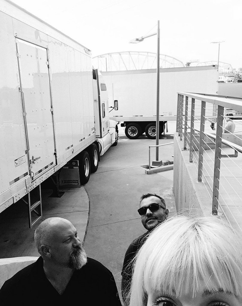 paramoremusicom's tweet image. NEW PHOTOS of Hayley backstage at @twentyonepilots show in Nashville, TN. (instagram.com/paramoremusictv)