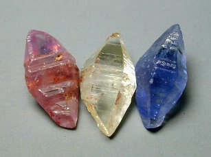 ルビーの知識 鉱物的には酸化アルミニウムの結晶であるコランダムに