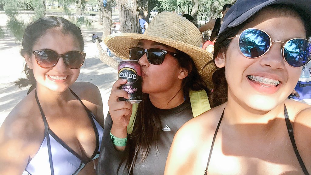 paolaaacastillo's tweet photo. BSR with these cool folks 🌊☀️🌞 https://t.co/muKIRkmblW