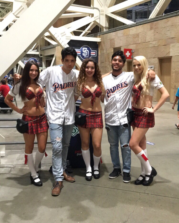 dilatedpewpils's tweet photo. #Padres #ThrowbackGame #SanDiego #SD #PetcoPark https://t.co/LL4ZBaDx49