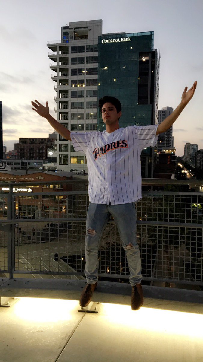 dilatedpewpils's tweet photo. #Padres #ThrowbackGame #SanDiego #SD #PetcoPark https://t.co/LL4ZBaDx49
