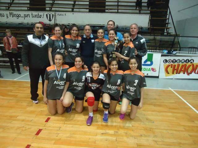 profecolo's tweet photo. Acompañando la final provincial de Voley Sub 15 donde Atlético Alvear fue campeón, 2do Chaco Vial y 3ro Regatas Rcia https://t.co/WeRKo9Gu7G