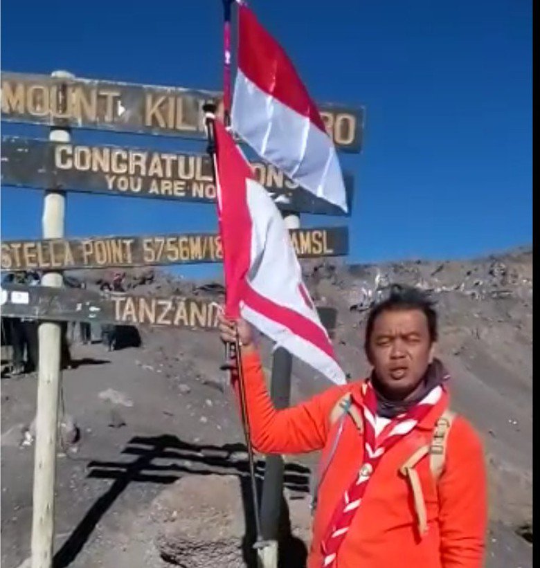Raden_Siyono's tweet photo. Anggota Pramuka, Eko Sulistio Kibarkan Merah-Putih di Kilimanjaro https://t.co/RN9CXQel2p #WhyAdhyaksa #Jamnas2016 https://t.co/DnZnmB7YBl