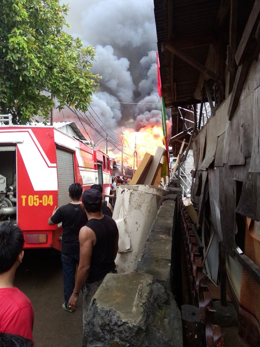 Kebakaran ini di RT 2/2 Gotong Royong. RumahTemen gw banyak yg disini..Rumah gw di RT 6/2..Turutberduka cita teman2.