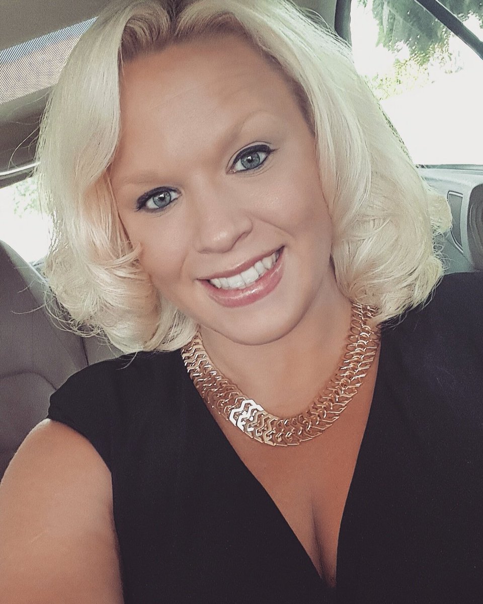 WhitneyYeager25's tweet photo. Dolled up for a fabulous date night :) https://t.co/jttTnrnPWz