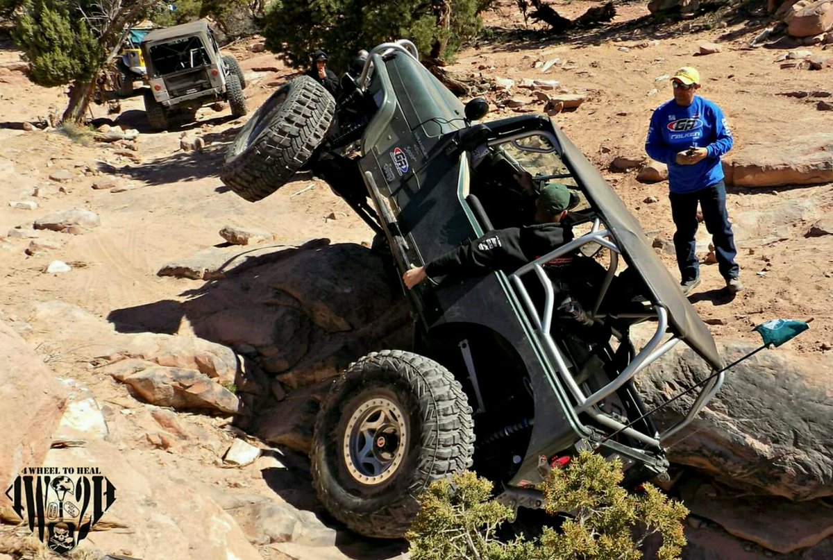 4WheelToHeal's tweet photo. We've all heard of "Jeep Waves" but this is ridiculous..... #ejs2016 @TonyPellegrino2 @AreaBFE https://t.co/CaUXQKhswa