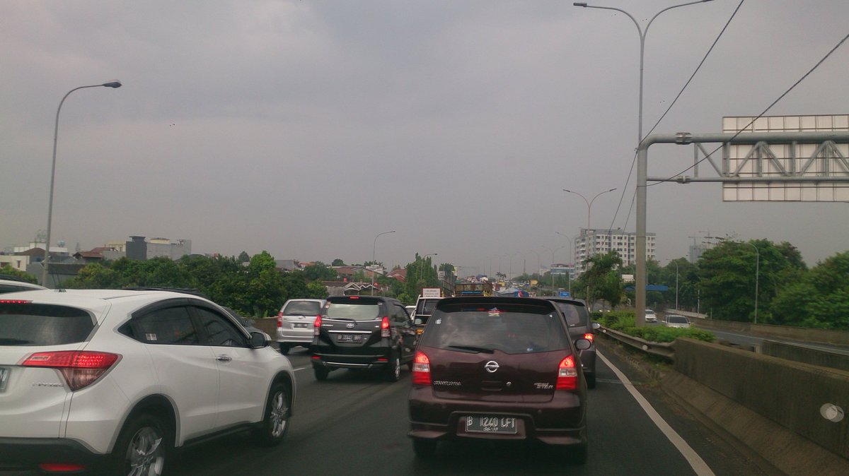 rnovyardi's tweet photo. @RadioElshinta padat di jorr arah pondok indah dekat exit veteran. https://t.co/sCnckaTnG2
