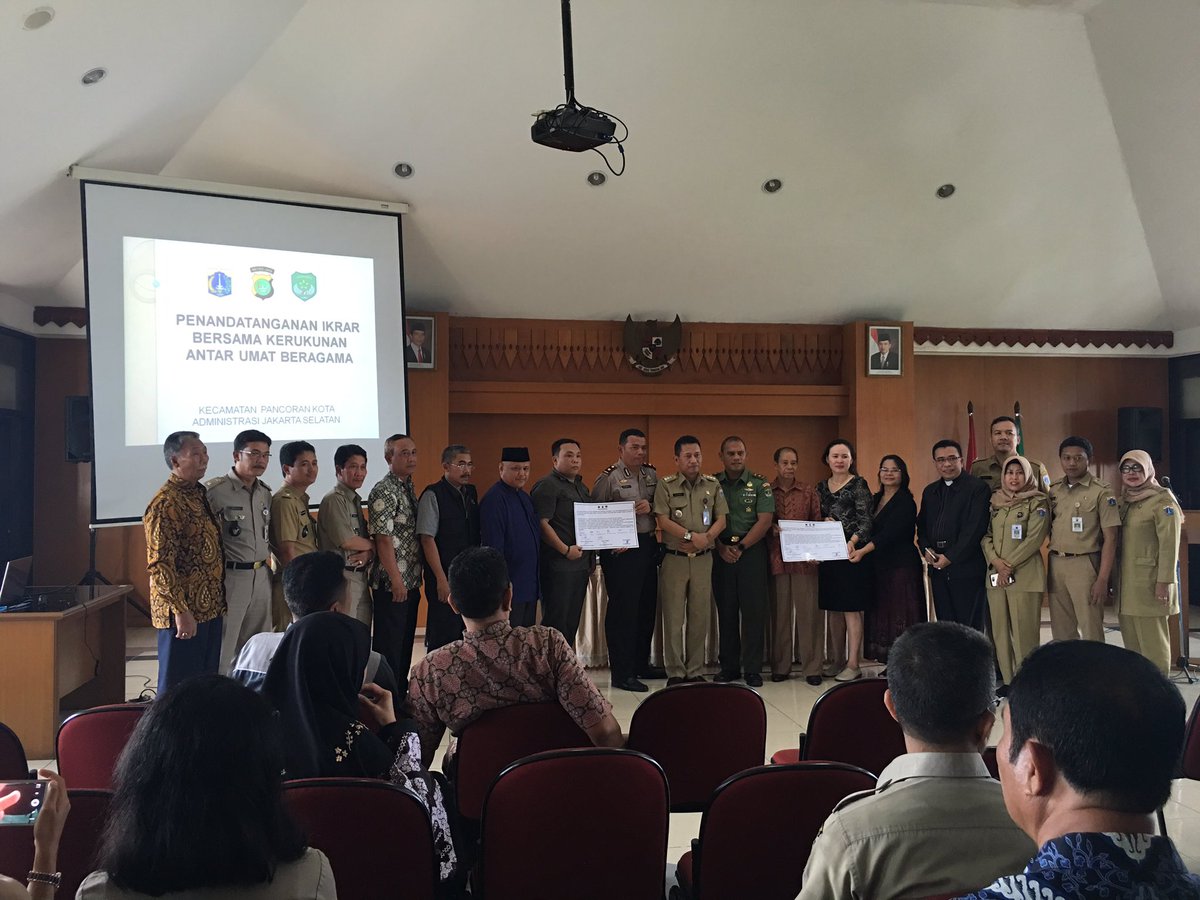 kelxbata's tweet photo. Penandatanganan ikrar bersama kerukunan antar umat beragama se kec Pancoran https://t.co/5n4zhFo9Nl