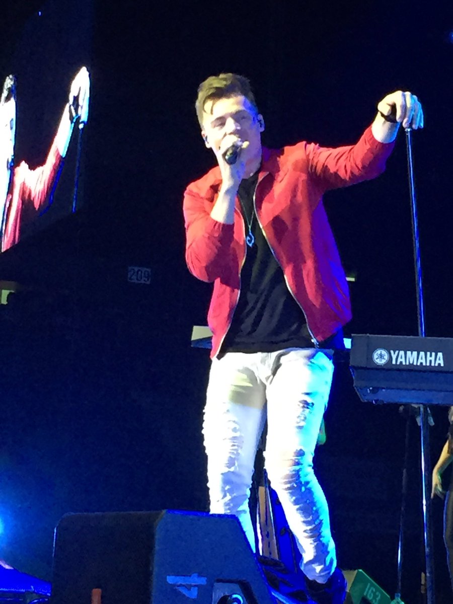 Queencityex's tweet photo. @ShawnHook safe to say #QCX16 is a #Hookster for life! #shawn❤️ #thanksfortheYQRshoutout 🎸🎹🎶🕶#jackofalltrades #fan❤️ https://t.co/jzHYIlweTx