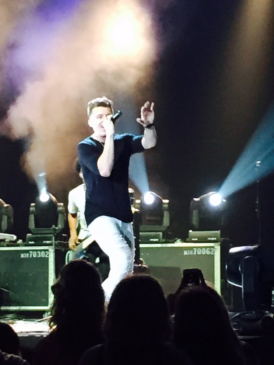Queencityex's tweet photo. @ShawnHook safe to say #QCX16 is a #Hookster for life! #shawn❤️ #thanksfortheYQRshoutout 🎸🎹🎶🕶#jackofalltrades #fan❤️ https://t.co/jzHYIlweTx