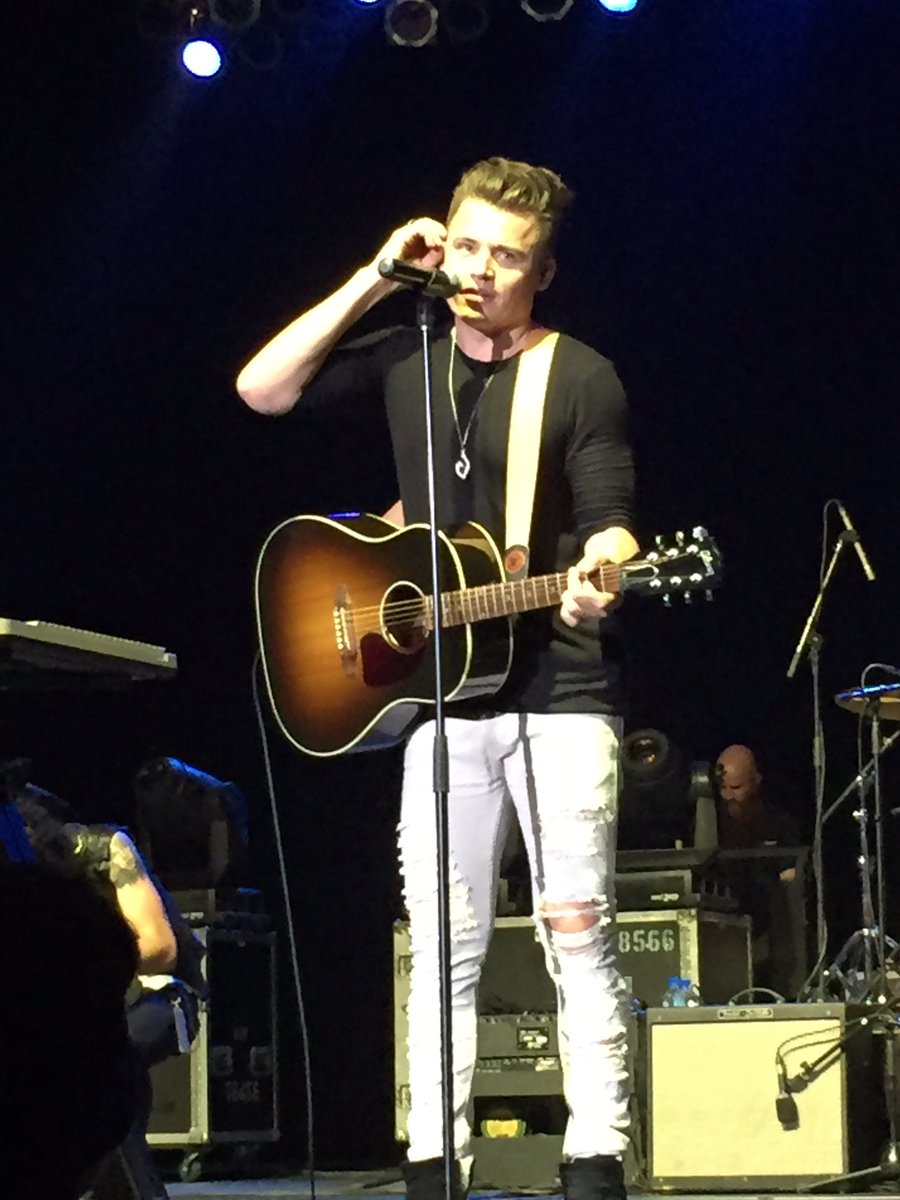 Queencityex's tweet photo. @ShawnHook safe to say #QCX16 is a #Hookster for life! #shawn❤️ #thanksfortheYQRshoutout 🎸🎹🎶🕶#jackofalltrades #fan❤️ https://t.co/jzHYIlweTx