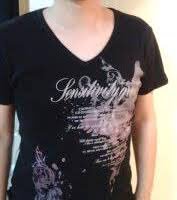 ヒデヨシ 謎の英字プリントや魔界の炎のような柄が描かれたtシャツ かつて仲間内で これらの柄は 童貞が着る服 と呼ばれ ファッションに興味を持ち始めた男子が一番最初にやるべきことは 謎の柄tを泣きながら捨てることだと言われた ヒデヨシ 謎の英字プリントや魔界の炎のような柄が描かれたtシャツ かつて仲間内で これらの柄は 童貞が着る服 と呼ばれ ファッションに興味を持ち始めた男子が一番最初にやるべきことは 謎の柄tを泣きながら捨てることだと言われた