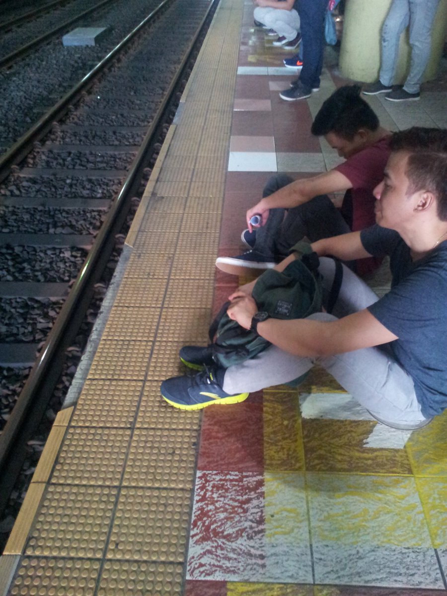 itsmrdiva's tweet photo. MRT life... another hassle monday with bulok trains! #stranded #MrtAyala #DOT #DUsomething https://t.co/UldpZHlzIM