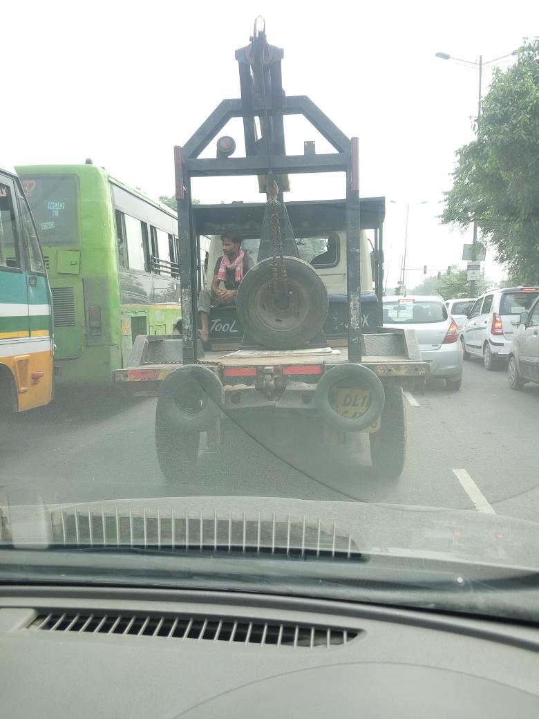 015fp7Hirdeto's tweet photo. Can anyone tell me the number of the vehicle.... #rule makers /rule breakers https://t.co/AgVuowlYIx