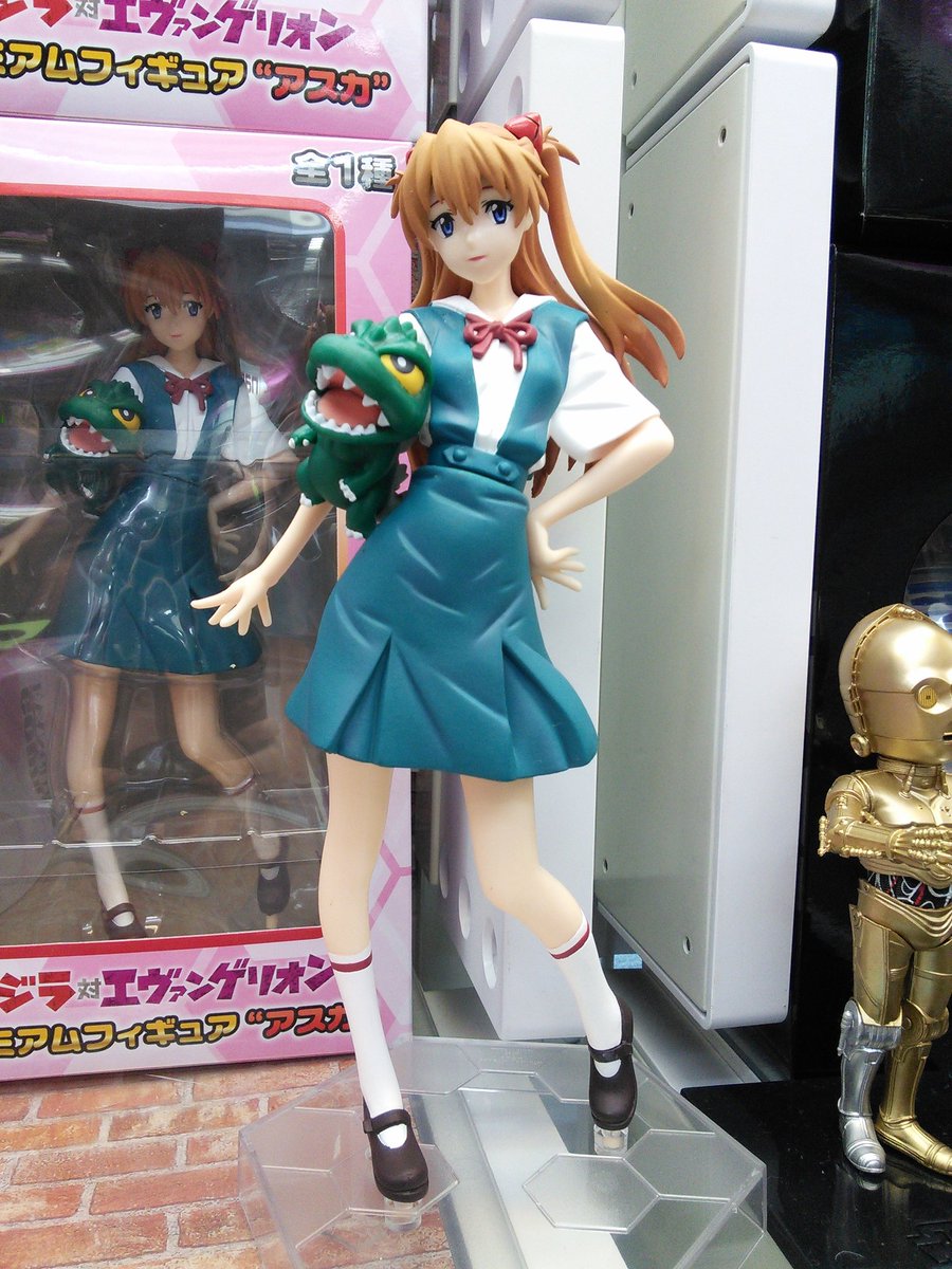 Namcoレイクタウン店 景品 情報 エヴァ好き必見 ゴジラvsエヴァンゲリオン から 可愛いミニゴジラを持ったアスカのプレミアムフィギュアが入荷致しました ただいま映画も公開中です ナムコ レイクタウン エヴァンゲリオン ゴジラ