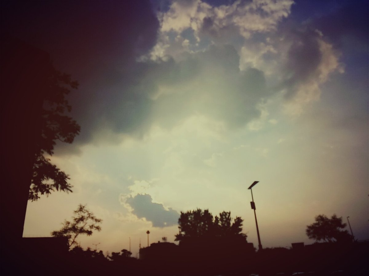 당신의 시야에선
당신의 두손으로 하늘을 가릴지라도

하늘은 당신이
하늘을 가리고있는걸
바라보고 있다는 것을...