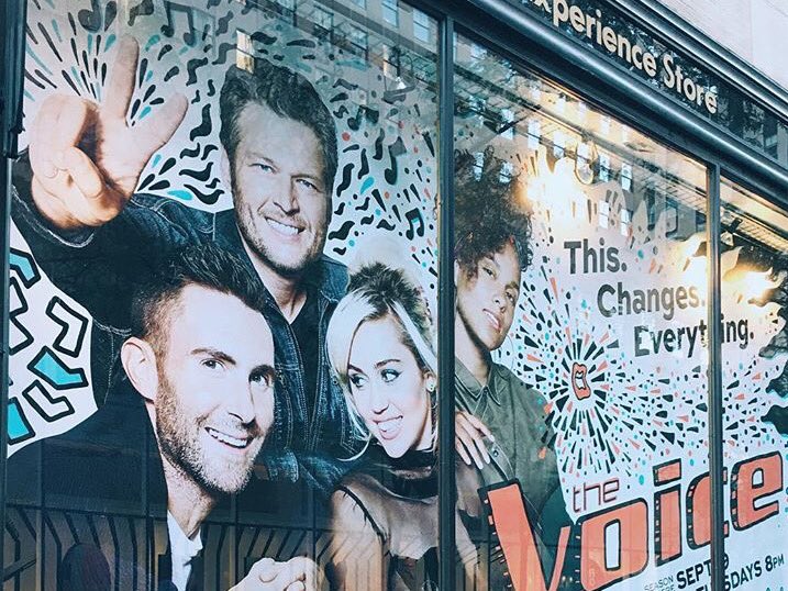 mileygossipp's tweet photo. Banner promocional do The Voice localizada em uma loja da NBC em New York. 😍 #TeamMiley https://t.co/fsKlKcVhB3