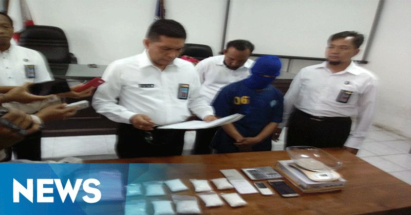 okezonenews's tweet photo. Timbang Sabu di Kamar Kos, Tolib Diciduk Anggota BNN https://t.co/Sl2BSzeFcw https://t.co/hm3Ysm993e