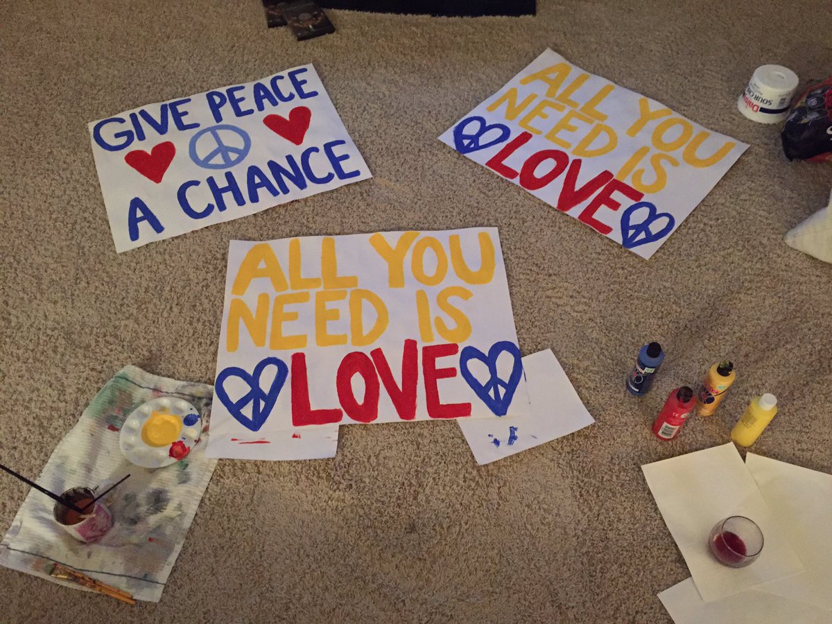 Rebeccasaurus9's tweet photo. Ready #lovewins #givepeaceachance #liveonthegreen #nashville https://t.co/n5pgCUR0bA