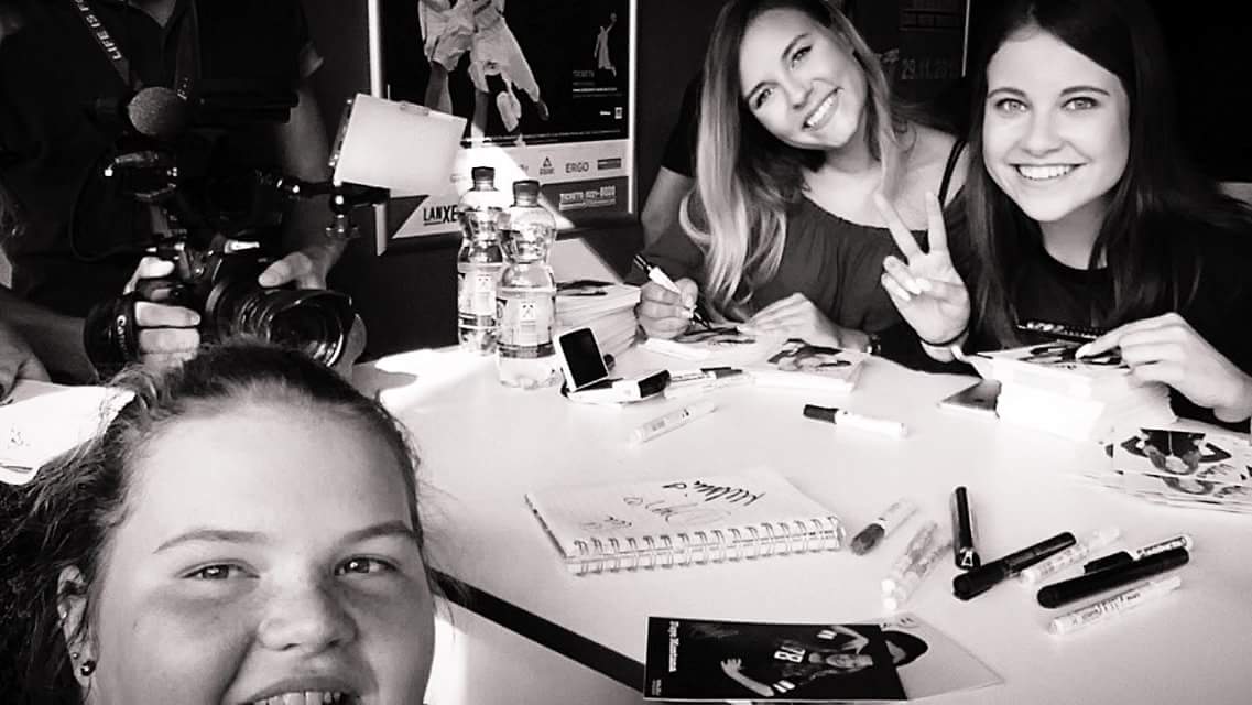 leastollenwerk2's tweet photo. Dieses Bild ist einfach mal ein Jahr alt.#videodays2015 @dagibee @MelinaSophie https://t.co/IstWd20ek1