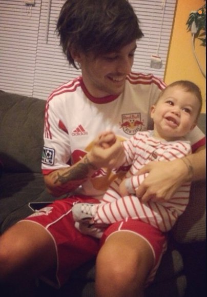 WhyLarryIsReal's tweet photo. OMFGGGG. LOOK AT HIM https://t.co/PbHl6Ih7IX
