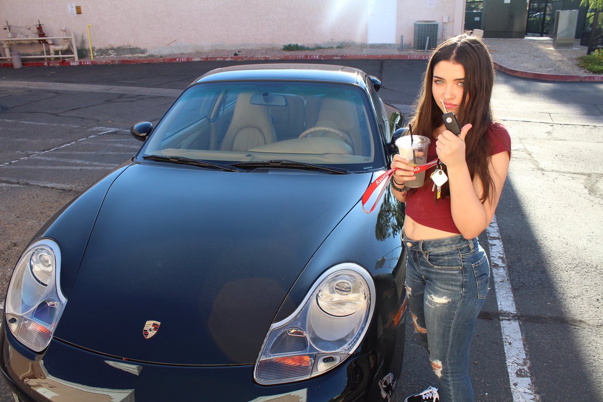 senoviaa_'s tweet image. Got a new car😫😍💗🙈