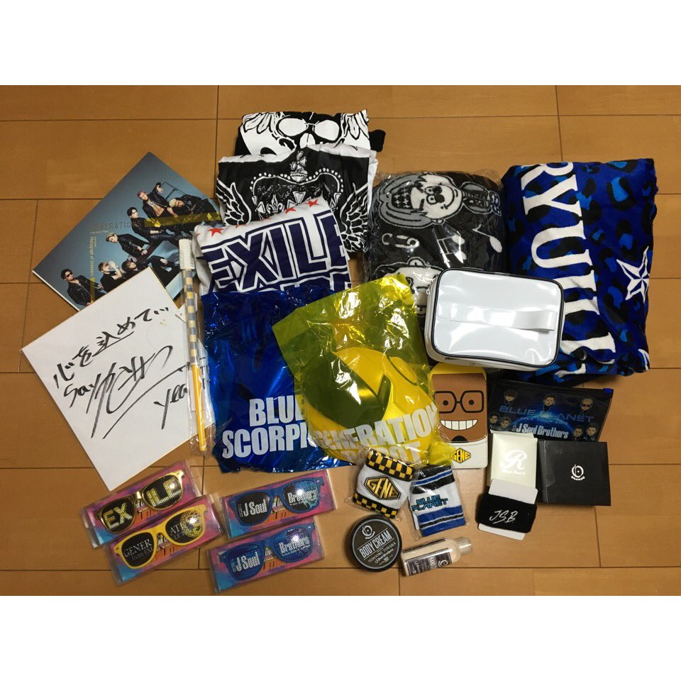 ______O312xx's tweet photo. 拡散希望
売り切りたいので少しでも気になる方は声かけてください！
写真にはないですがランペフラッグ Tシャツ メンディーパスケース JSBヘアバンあります
ポスターはなにが
あるかはきいてください
必ずRTしてからDMください！ https://t.co/y3QKEGs7uL