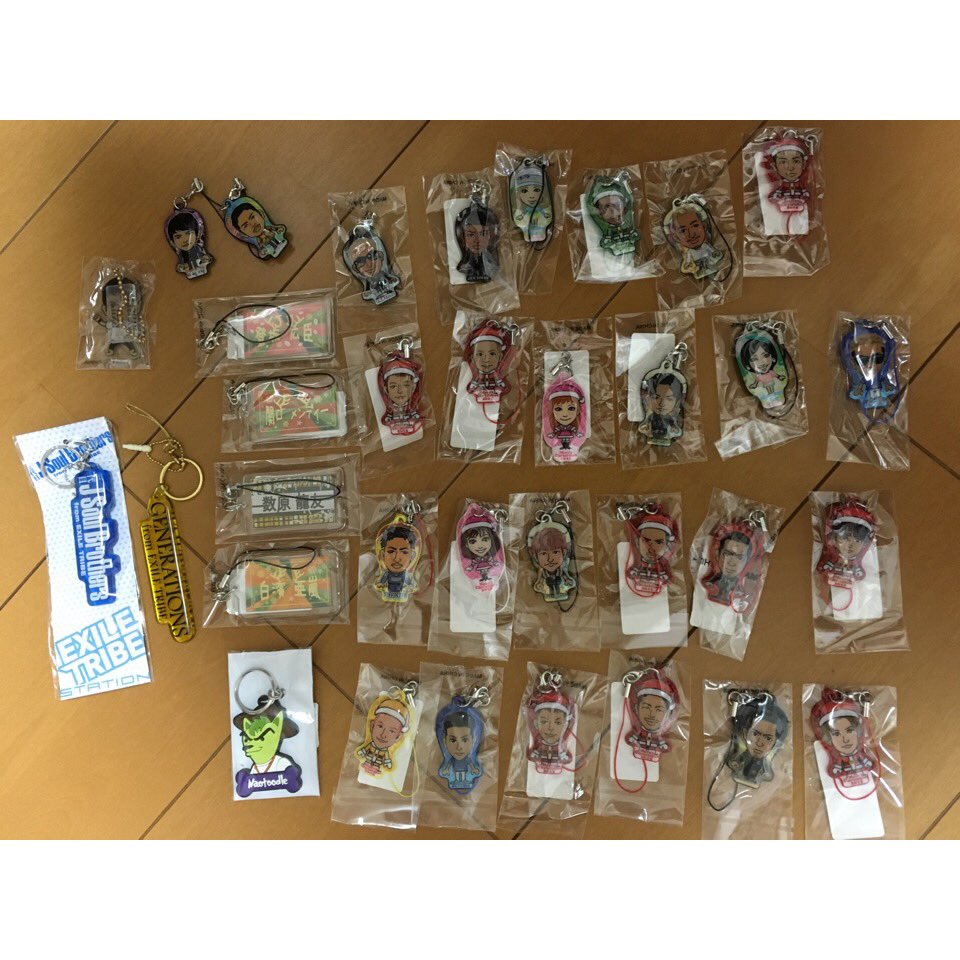 ______O312xx's tweet photo. 拡散希望
売り切りたいので少しでも気になる方は声かけてください！
写真にはないですがランペフラッグ Tシャツ メンディーパスケース JSBヘアバンあります
ポスターはなにが
あるかはきいてください
必ずRTしてからDMください！ https://t.co/y3QKEGs7uL