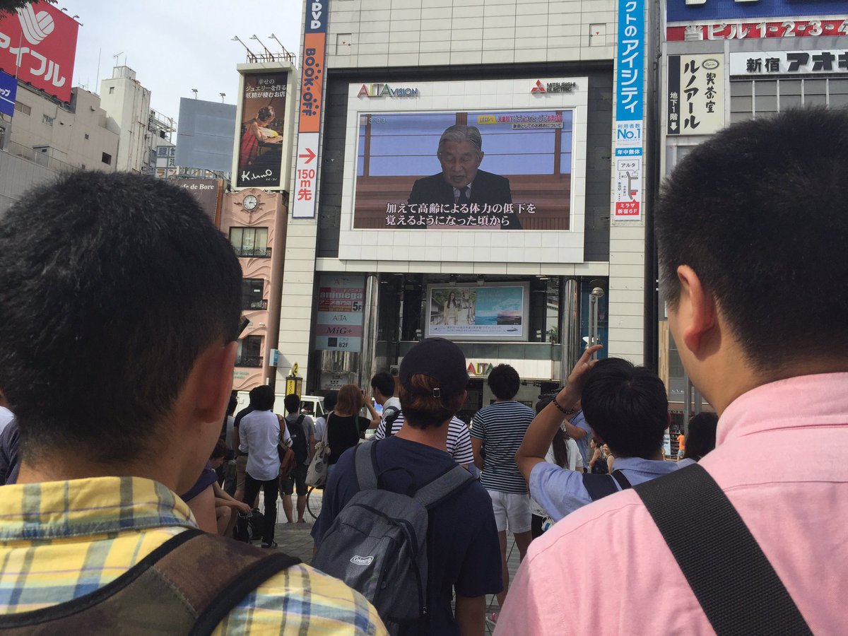 willripleyCNN's tweet photo. Tokyo residents watch #Japanese Emperor #Akihito give 2nd televised address ever. Discussing his age, health, future https://t.co/Tl8BNOKURA