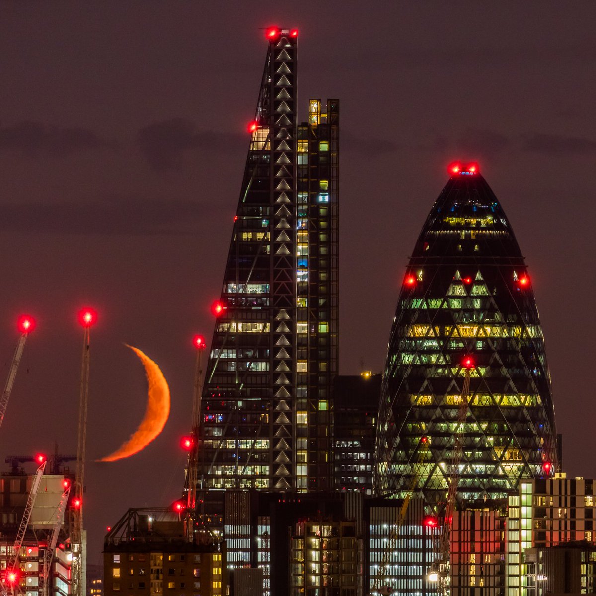 visitlondon's tweet image. Goodnight London! Thanks for sharing this amazing photo @London_Rooftops🌙  RT: Crescent moonset from East London.
