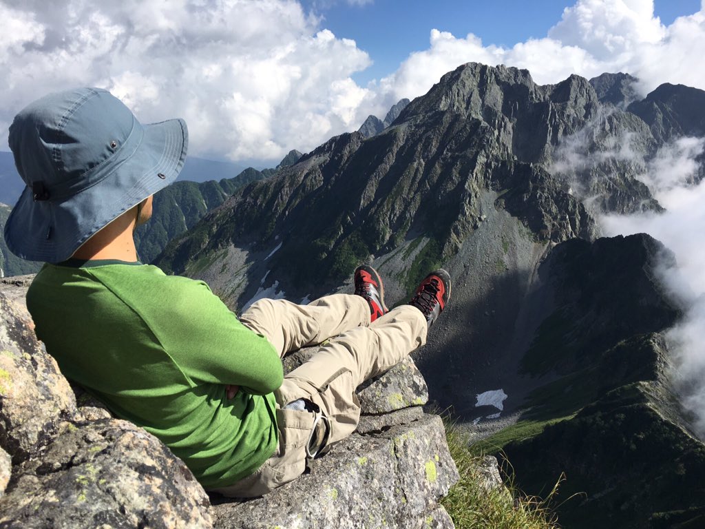 micchy_telemark's tweet photo. 岩場のテラスで歩いてきた大キレットの眺めを楽しんでます！ https://t.co/HEZ79vs3Cg