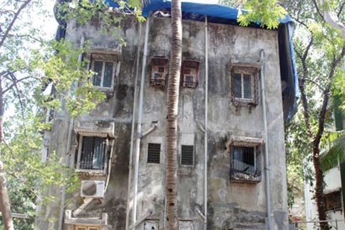 mid_day's tweet photo. Of #Mumbai's 715 'extremely dilapidated' buildings, 677 yet to be razed https://t.co/N1gz52GJWr #middaynews https://t.co/6L4IhZWUHU